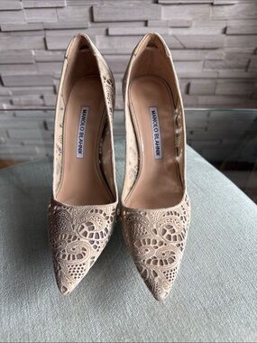 Manolo Blahnik Beige Lace Pointed-Toe Pumps